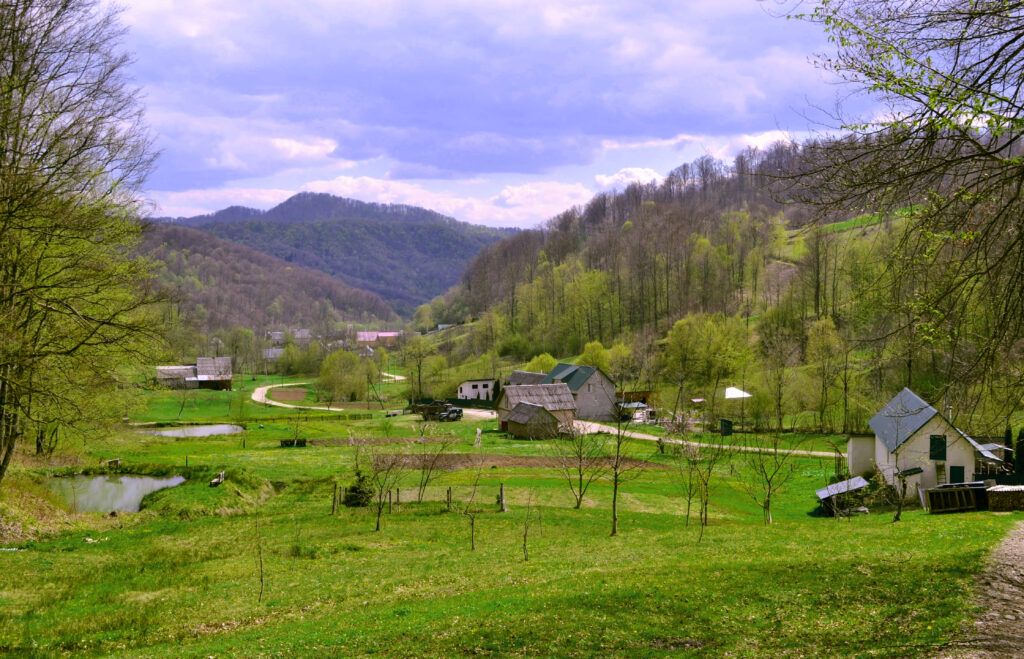 Photo d'un hameau dans une vallée - © Eugene sur Unsplash